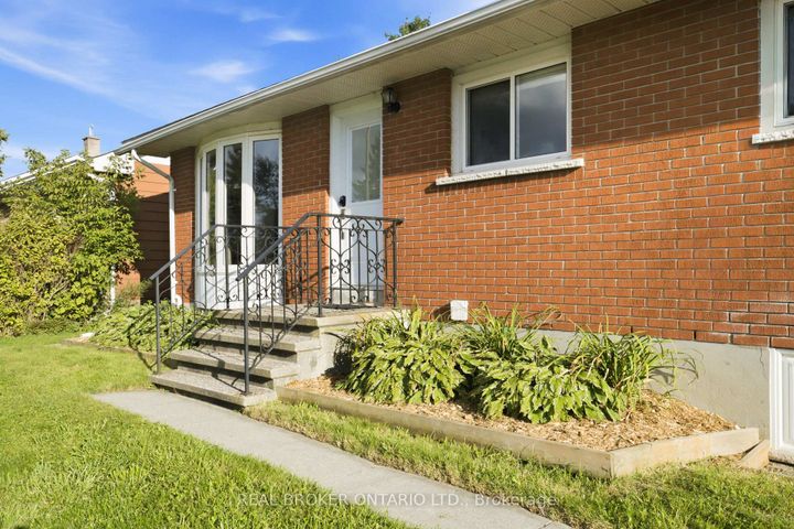 Photo 1 at 82 Meadowlands Drive W, Nepean (Meadowlands/Crestview), Ottawa