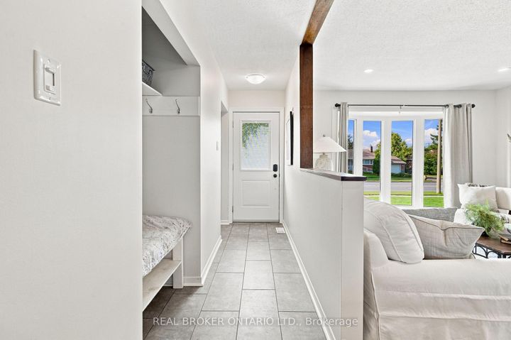 Photo 2 at 82 Meadowlands Drive W, Nepean (Meadowlands/Crestview), Ottawa