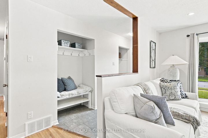 Photo 3 at 82 Meadowlands Drive W, Nepean (Meadowlands/Crestview), Ottawa