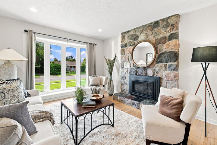 Photo 4 at 82 Meadowlands Drive W, Nepean (Meadowlands/Crestview), Ottawa