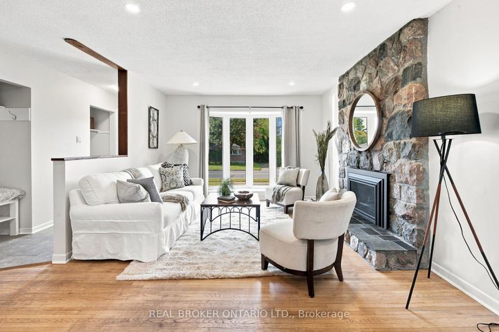 Photo 5 at 82 Meadowlands Drive W, Nepean (Meadowlands/Crestview), Ottawa