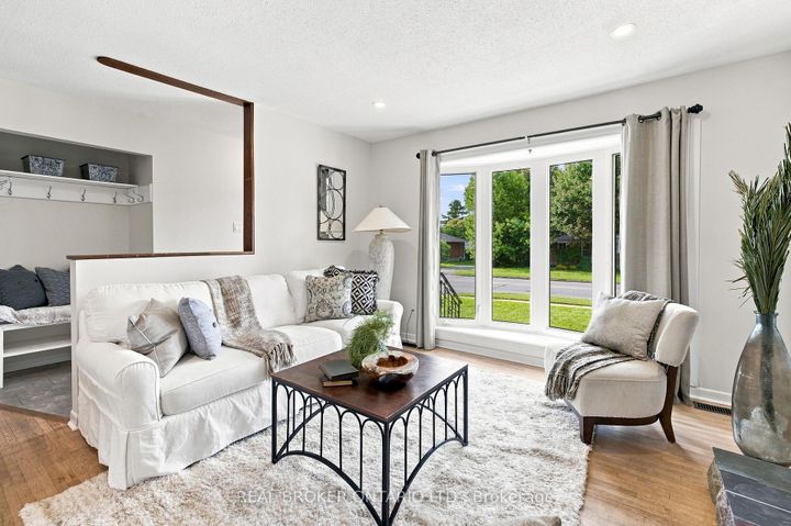 Photo 6 at 82 Meadowlands Drive W, Nepean (Meadowlands/Crestview), Ottawa