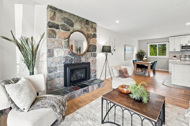 Photo 7 at 82 Meadowlands Drive W, Nepean (Meadowlands/Crestview), Ottawa