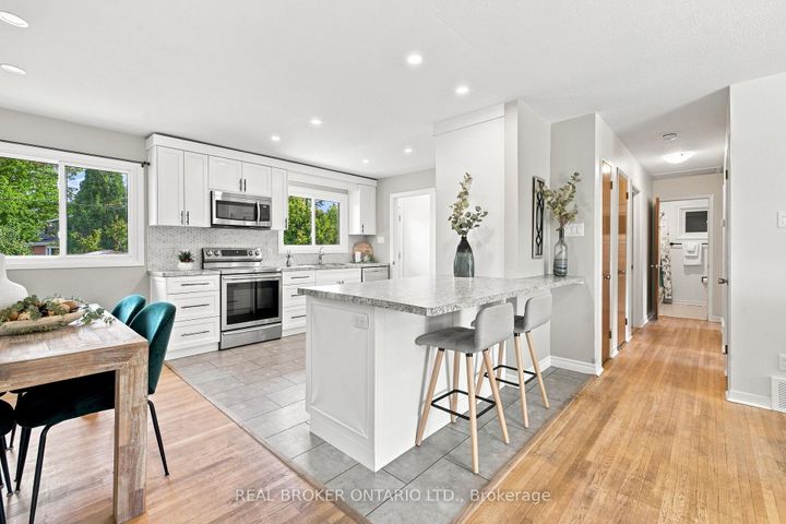 Photo 11 at 82 Meadowlands Drive W, Nepean (Meadowlands/Crestview), Ottawa