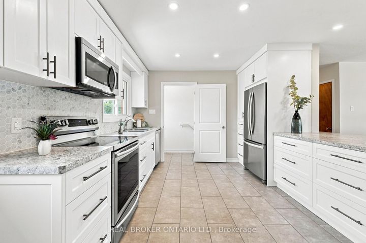 Photo 13 at 82 Meadowlands Drive W, Nepean (Meadowlands/Crestview), Ottawa