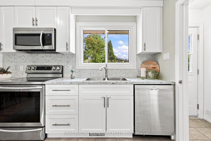 Photo 15 at 82 Meadowlands Drive W, Nepean (Meadowlands/Crestview), Ottawa