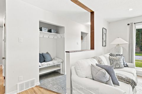 Photo 3 at 82 Meadowlands Drive W, Nepean (Meadowlands/Crestview), Ottawa