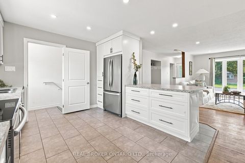 Photo 14 at 82 Meadowlands Drive W, Nepean (Meadowlands/Crestview), Ottawa