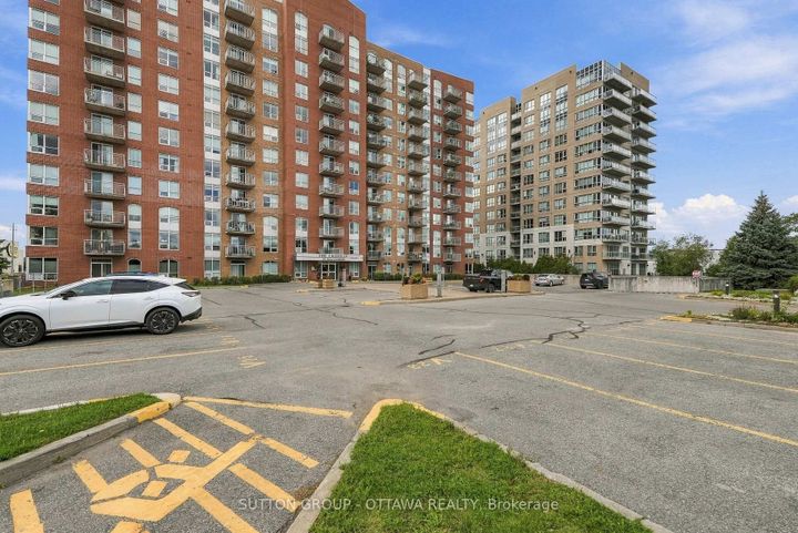 Photo 3 at 802 - 120 Grant Carman Drive, Nepean (Borden Farm/Stewart Farm/Carleton Heights/Parkwood Hills), Ottawa