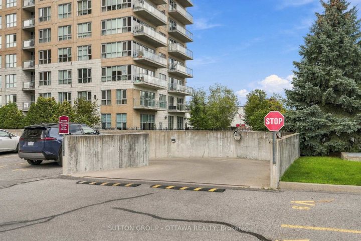 Photo 4 at 802 - 120 Grant Carman Drive, Nepean (Borden Farm/Stewart Farm/Carleton Heights/Parkwood Hills), Ottawa