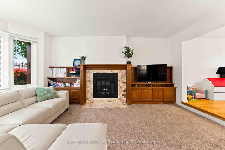 Photo 5 at 66 FIELDGATE Drive, Nepean (Knollsbrook), Ottawa