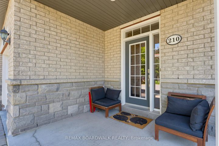 Photo 3 at 210 Broxburn Crescent, Nepean (Heritage Park), Ottawa