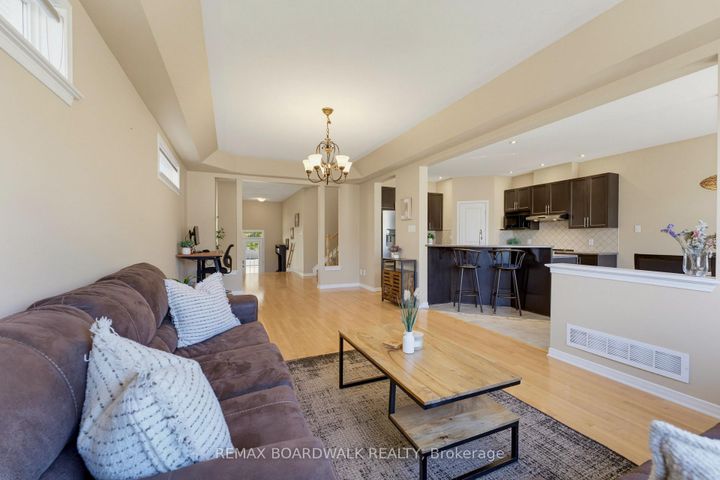 Photo 10 at 210 Broxburn Crescent, Nepean (Heritage Park), Ottawa