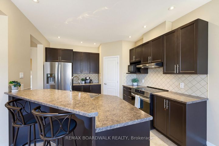 Photo 14 at 210 Broxburn Crescent, Nepean (Heritage Park), Ottawa