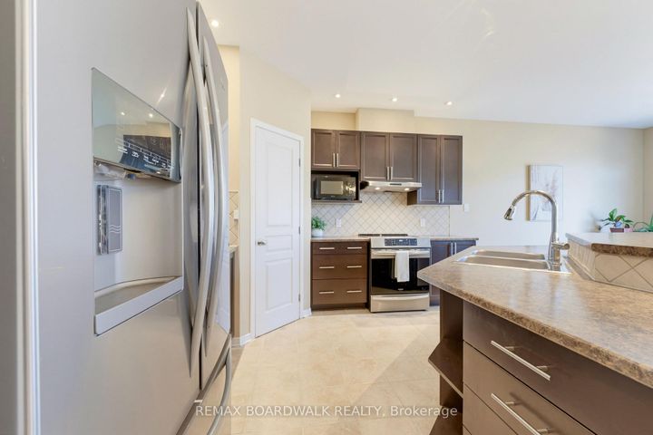 Photo 15 at 210 Broxburn Crescent, Nepean (Heritage Park), Ottawa