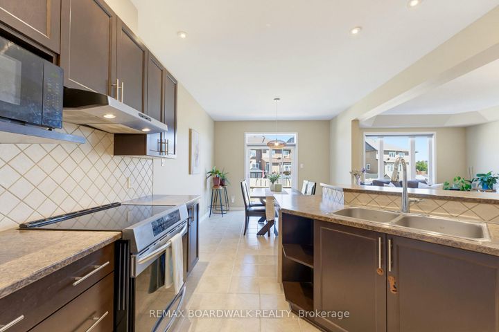 Photo 16 at 210 Broxburn Crescent, Nepean (Heritage Park), Ottawa