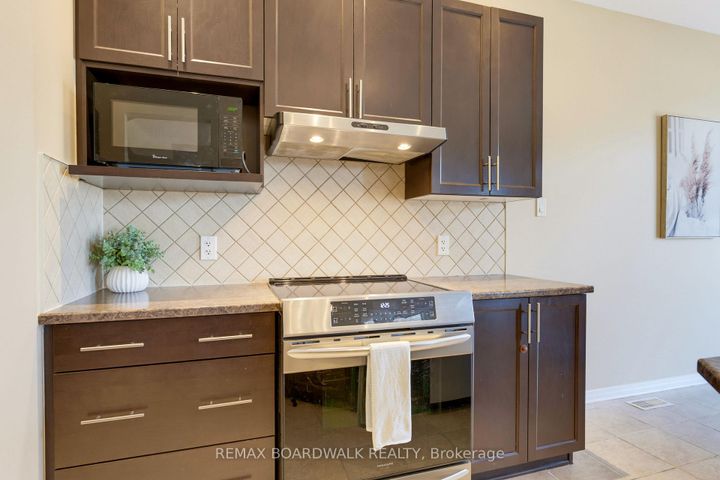 Photo 18 at 210 Broxburn Crescent, Nepean (Heritage Park), Ottawa