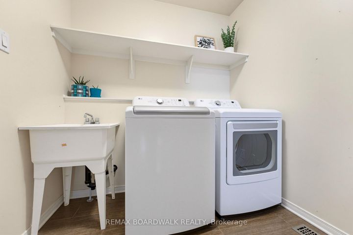 Photo 20 at 210 Broxburn Crescent, Nepean (Heritage Park), Ottawa