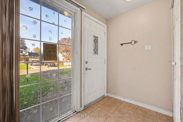 Photo 2 at 68 Downsview Crescent, Nepean (Tanglewood), Ottawa