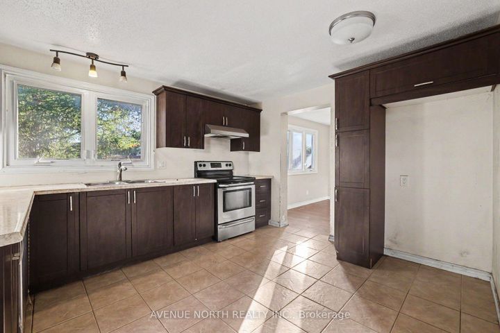 Photo 3 at 68 Downsview Crescent, Nepean (Tanglewood), Ottawa