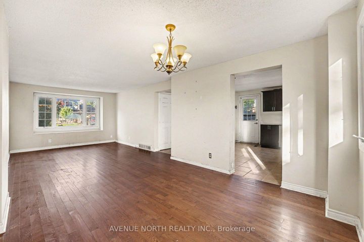 Photo 6 at 68 Downsview Crescent, Nepean (Tanglewood), Ottawa