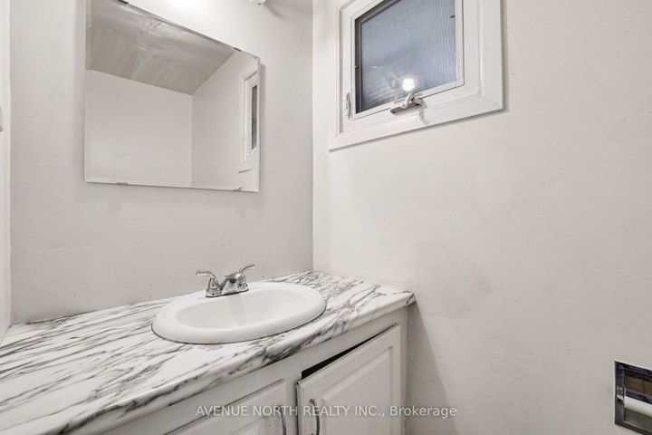 Photo 11 at 68 Downsview Crescent, Nepean (Tanglewood), Ottawa