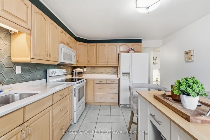 Photo 18 at 18 - 2 Bertona Street, Nepean (Manordale), Ottawa