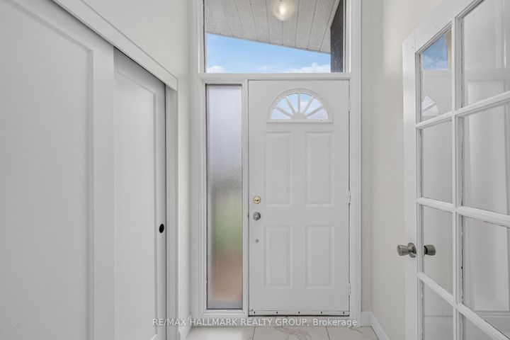 Photo 5 at 114 Meadowlands Drive W, Nepean (Meadowlands/Crestview), Ottawa