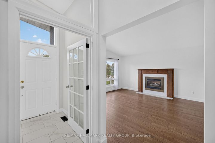 Photo 7 at 114 Meadowlands Drive W, Nepean (Meadowlands/Crestview), Ottawa