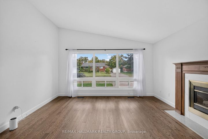 Photo 9 at 114 Meadowlands Drive W, Nepean (Meadowlands/Crestview), Ottawa