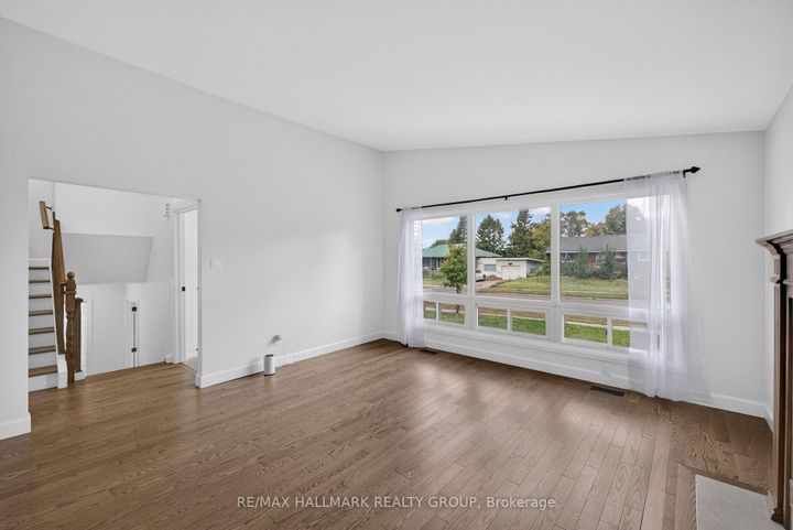 Photo 10 at 114 Meadowlands Drive W, Nepean (Meadowlands/Crestview), Ottawa