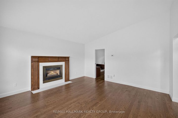 Photo 11 at 114 Meadowlands Drive W, Nepean (Meadowlands/Crestview), Ottawa