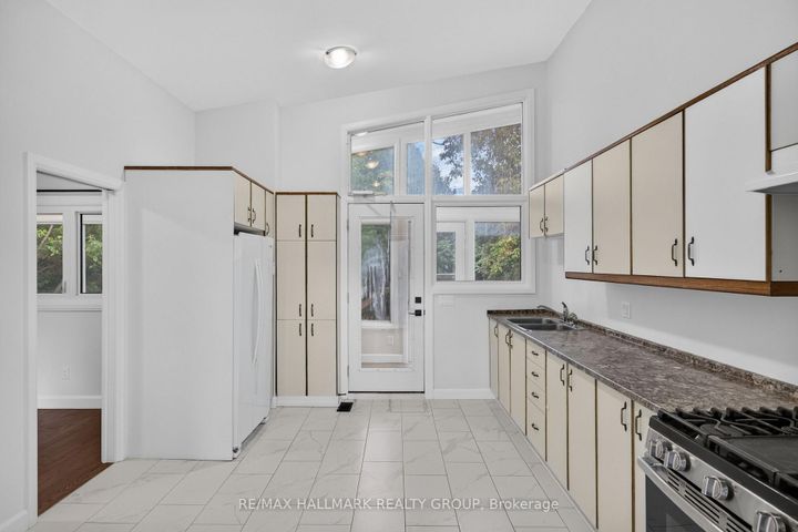 Photo 15 at 114 Meadowlands Drive W, Nepean (Meadowlands/Crestview), Ottawa
