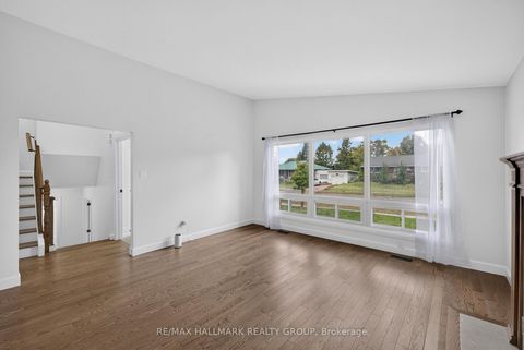 Photo 10 at 114 Meadowlands Drive W, Nepean (Meadowlands/Crestview), Ottawa