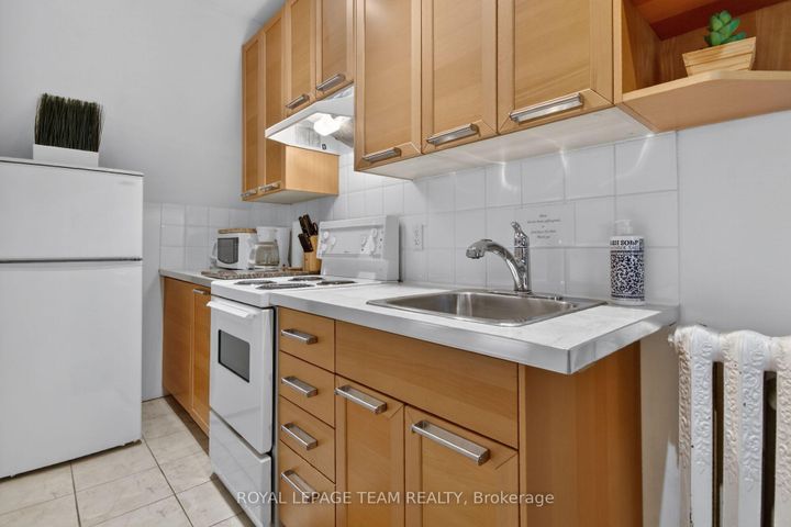 Photo 4 at 64 Delaware Avenue, Ottawa Centre/Golden Triangle, Ottawa