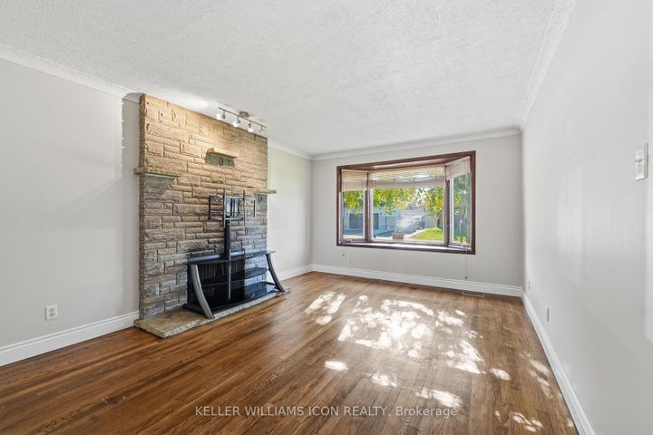 Photo 6 at 103 Harris Place, Nepean (Meadowlands/St. Claire Gardens), Ottawa