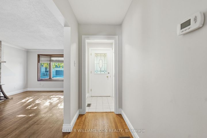 Photo 8 at 103 Harris Place, Nepean (Meadowlands/St. Claire Gardens), Ottawa