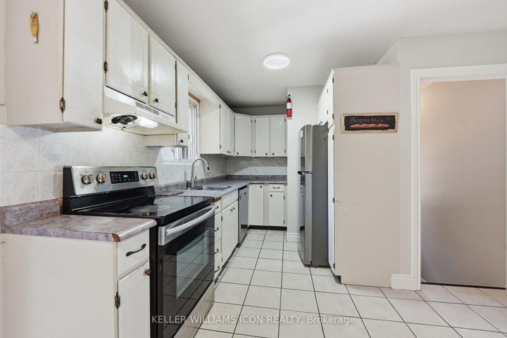 Photo 11 at 103 Harris Place, Nepean (Meadowlands/St. Claire Gardens), Ottawa
