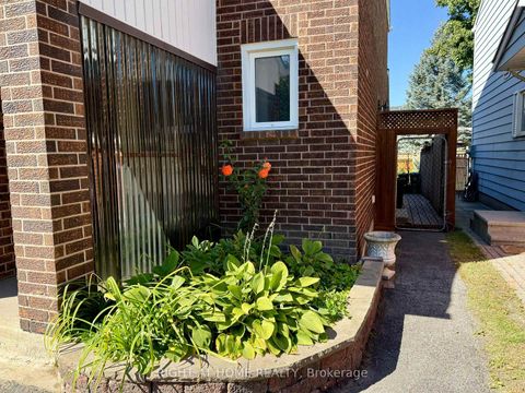 Photo 2 at 43 Wessex Road, Nepean (On the Green), Ottawa