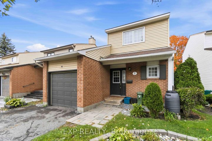Photo 2 at 7 Fulham Court, Nepean (On the Green), Ottawa