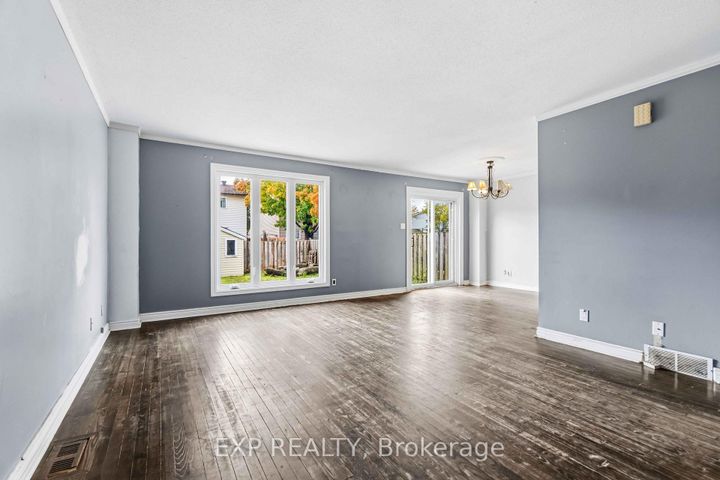 Photo 4 at 7 Fulham Court, Nepean (On the Green), Ottawa