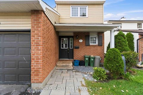 Photo 3 at 7 Fulham Court, Nepean (On the Green), Ottawa