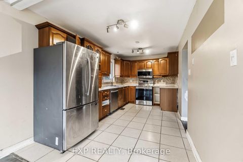 Photo 9 at 7 Fulham Court, Nepean (On the Green), Ottawa