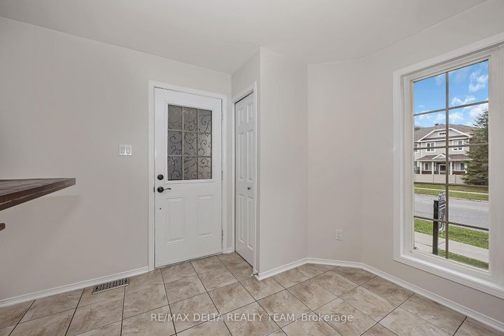 Photo 2 at 900 Longfields Drive, Nepean (Longfields), Ottawa
