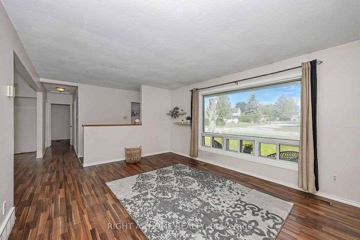 Photo 5 at 24 Largo Crescent S, Nepean (Meadowlands/Crestview), Ottawa