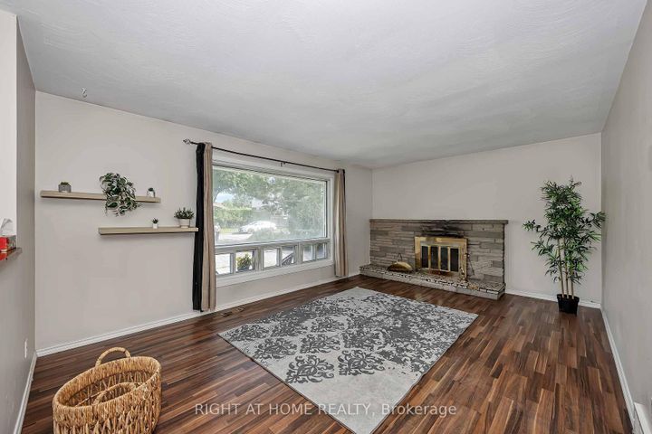 Photo 7 at 24 Largo Crescent S, Nepean (Meadowlands/Crestview), Ottawa