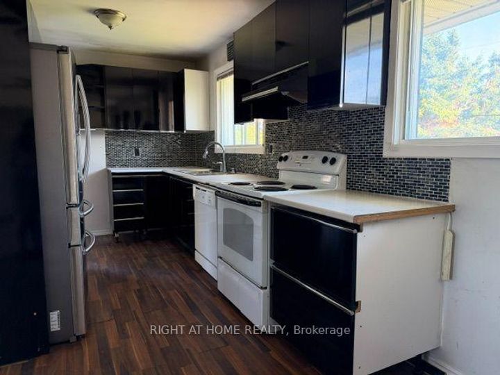 Photo 10 at 24 Largo Crescent S, Nepean (Meadowlands/Crestview), Ottawa