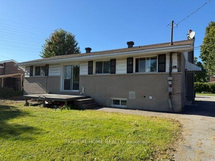 Photo 24 at 24 Largo Crescent S, Nepean (Meadowlands/Crestview), Ottawa