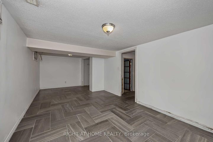 Photo 30 at 24 Largo Crescent S, Nepean (Meadowlands/Crestview), Ottawa
