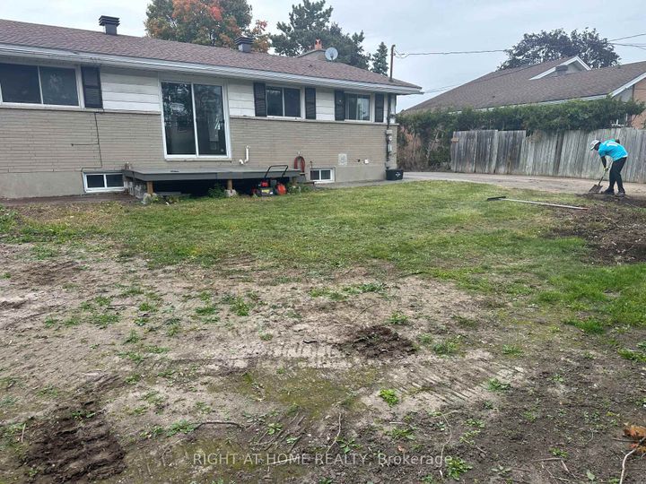 Photo 34 at 24 Largo Crescent S, Nepean (Meadowlands/Crestview), Ottawa